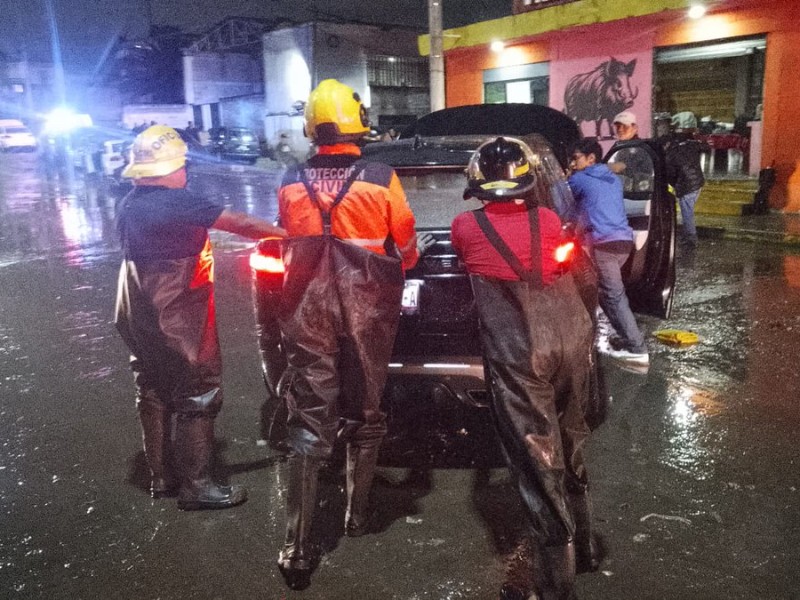 Autos quedan varados tras lluvias
