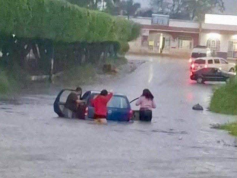Autos varados en encharcamientos tras fuerte lluvia en Comitán