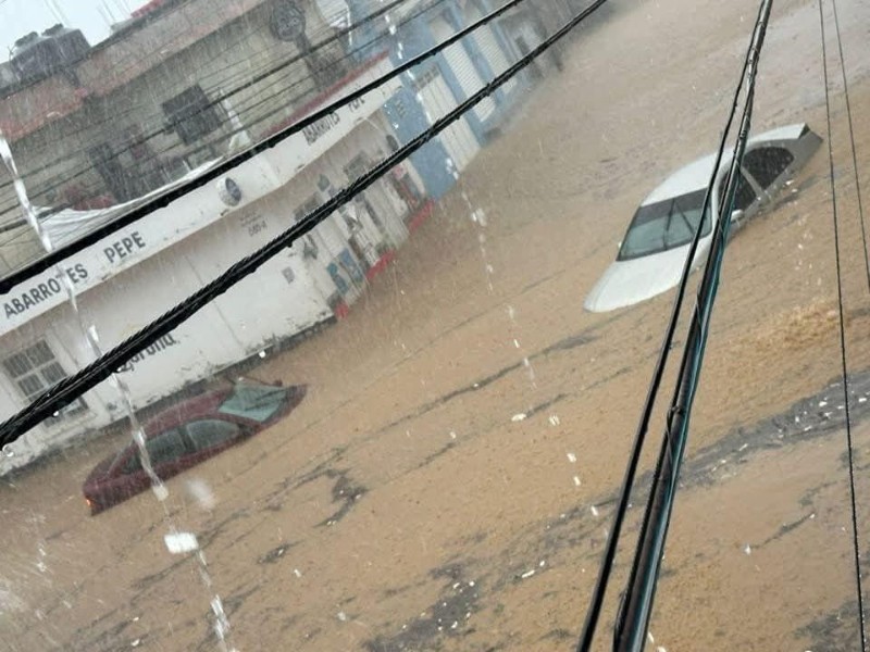 Autos varados y viviendas encharcadas deja fuerte lluvia en San Cristóbal