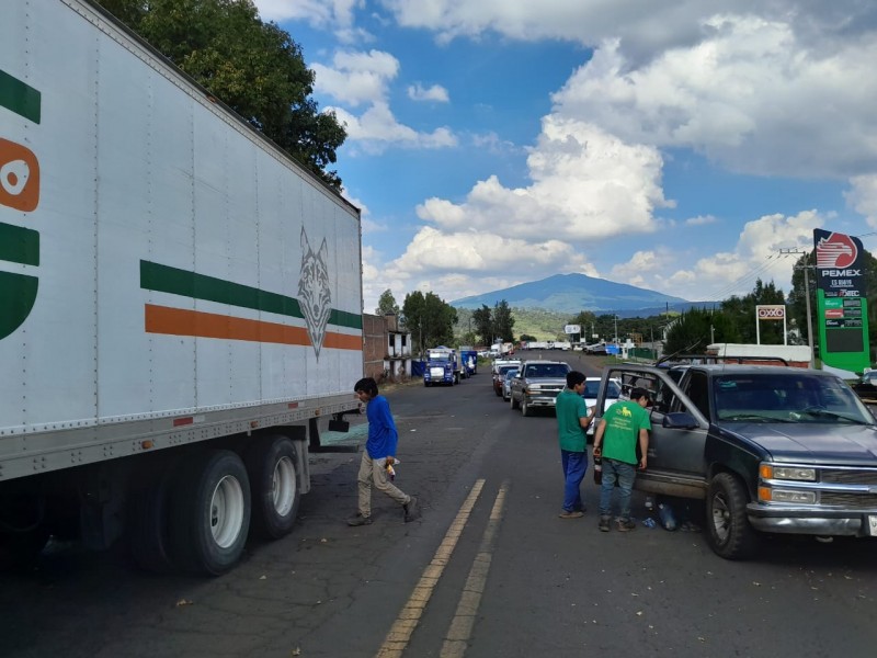 Autotransportistas de Michoacán, bloquean carreteras, piden cese a extorsiones 