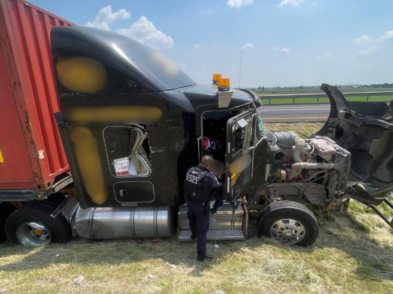 Auxilian a conductor de tractocamión accidentado en la carretera Salamanca–León
