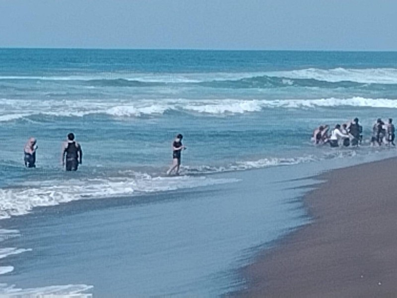 Auxilian a cuatro personas con riesgo de ser arrastradas en Cuyutlán