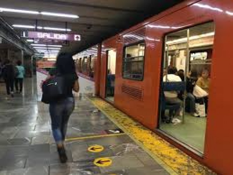 Auxilian a mujer que convulsionó en el metro