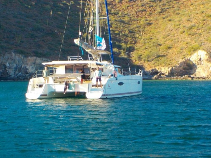 Auxilian a turista con síntomas COVID mientras navegaba en yate