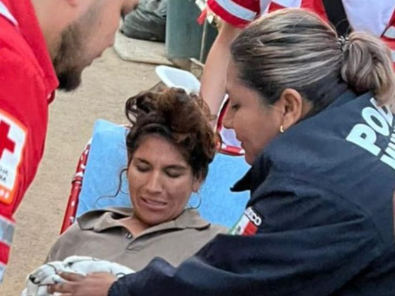 Auxilian policías a mujer en labor de parto