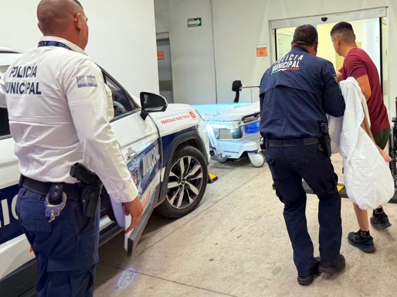 Auxilian policías a personas con problemas de salud