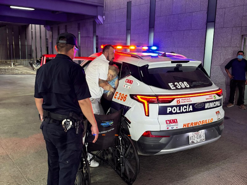 Auxilian policías municipales a ciudadanos con problemas de salud