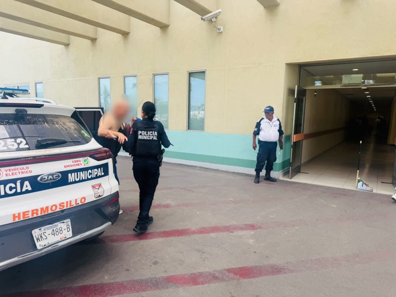 Auxilian policías municipales a hombre con problemas de salud