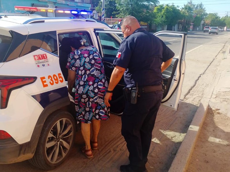 Auxilian policías municipales a mujer de 87 años extraviada