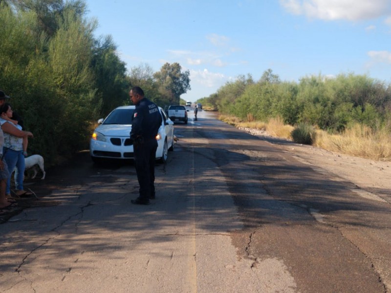 Auxilian policías municipales a mujer y su hijo menor