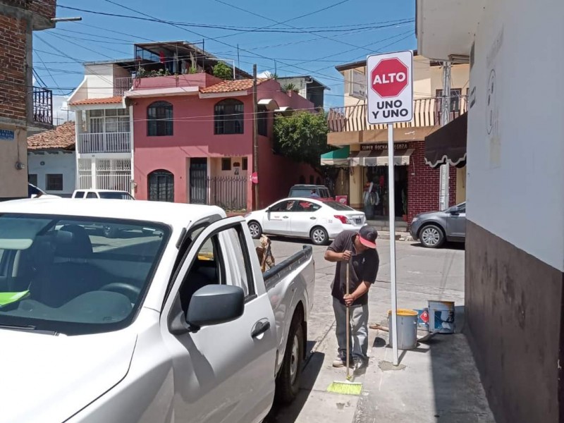 Avanza colocación de señalética en puntos estratégicos de Tangancícuaro