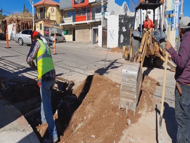 Avanza colocación de sistema de semaforización en bulevar el raquet