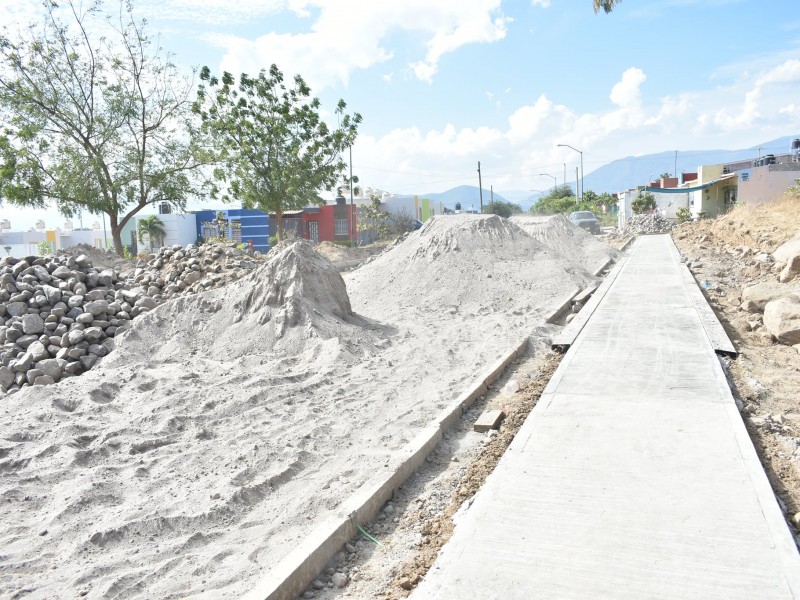 Avanza construcción de puente que unirá colonias villalvarenses