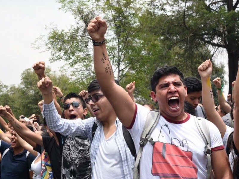 Avanza de manera pacífica marcha de estudiantes