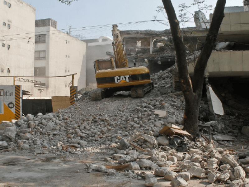 Avanza demolición de edificio en la Benito Juárez