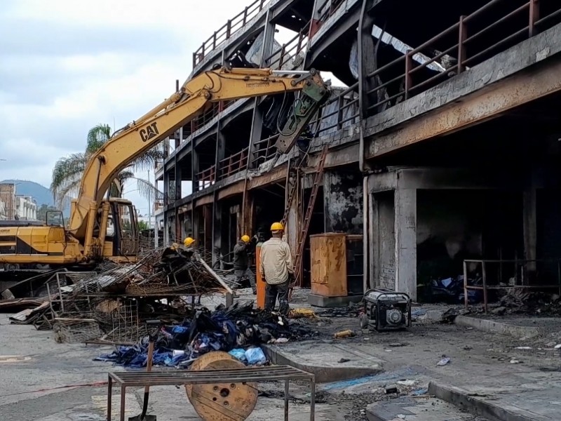 Avanza demolición del estacionamiento en el Mercado Independencia