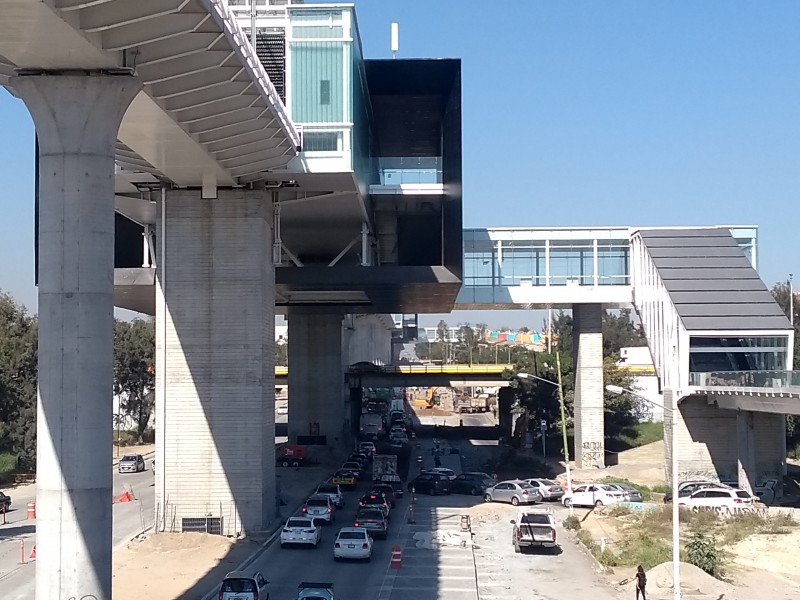 Avanza detallado en viaducto Gdl-Zapopan