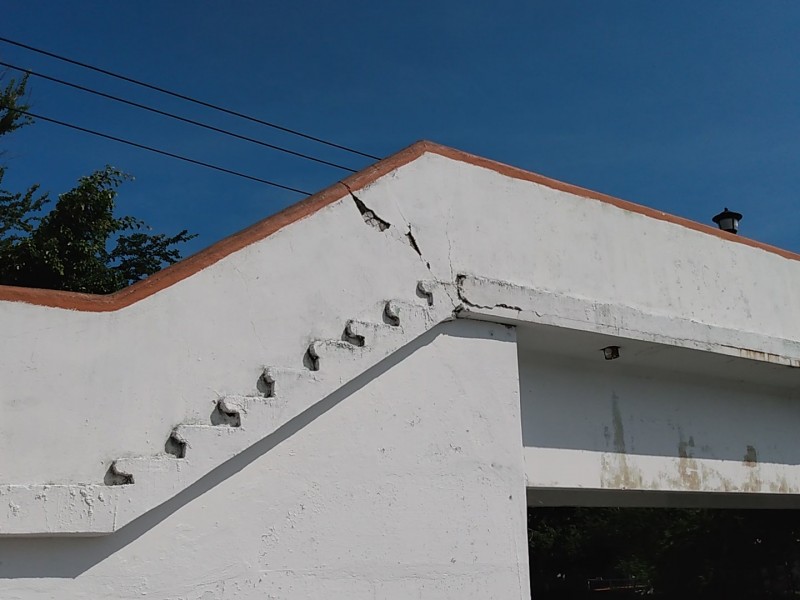 Avanza deterioro del puente peatonal “La Noria”