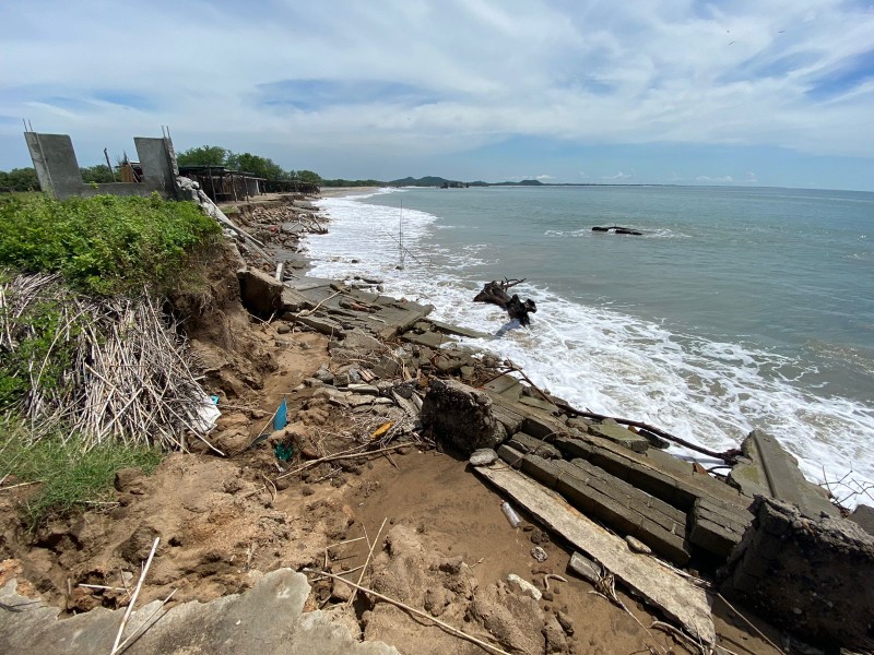 Avanza el mar en Bahía La Ventosa, palapas pierden terreno