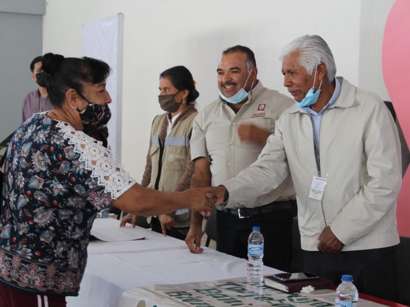 Avanza entrega de tarjetas del Bienestar a adultos mayores jaconenses