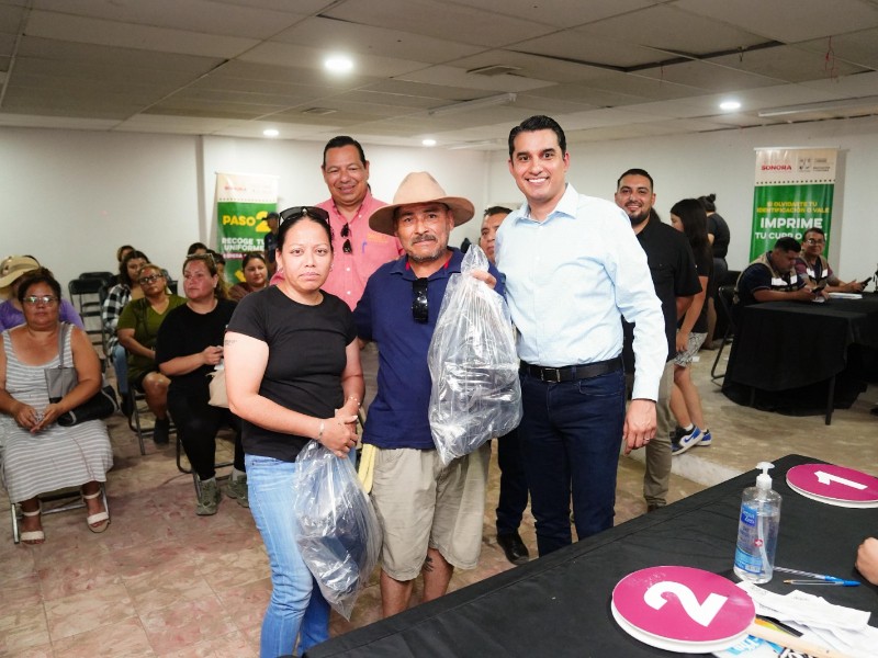 Avanza entrega de uniformes y computadoras