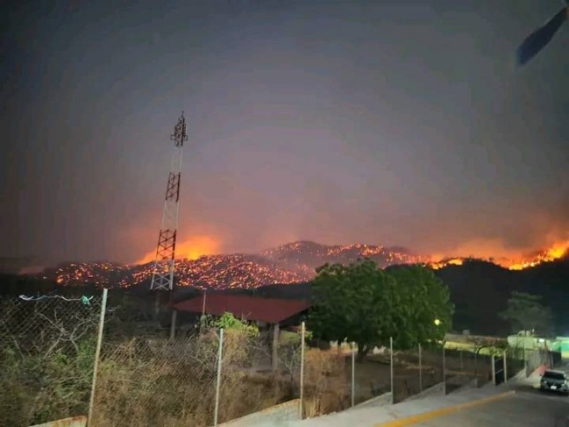 Avanza incendio sobre carretera Huatulco-Salina Cruz; comienzan afectaciones en Astata