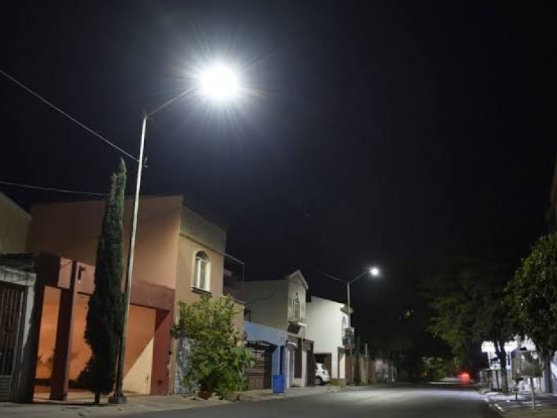 Avanza instalación de luminarias públicas con tecnología LED en Hermosillo
