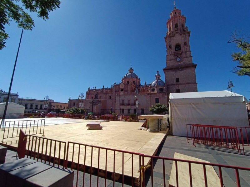 Avanza instalación de pista de hielo en Centro de Morelia