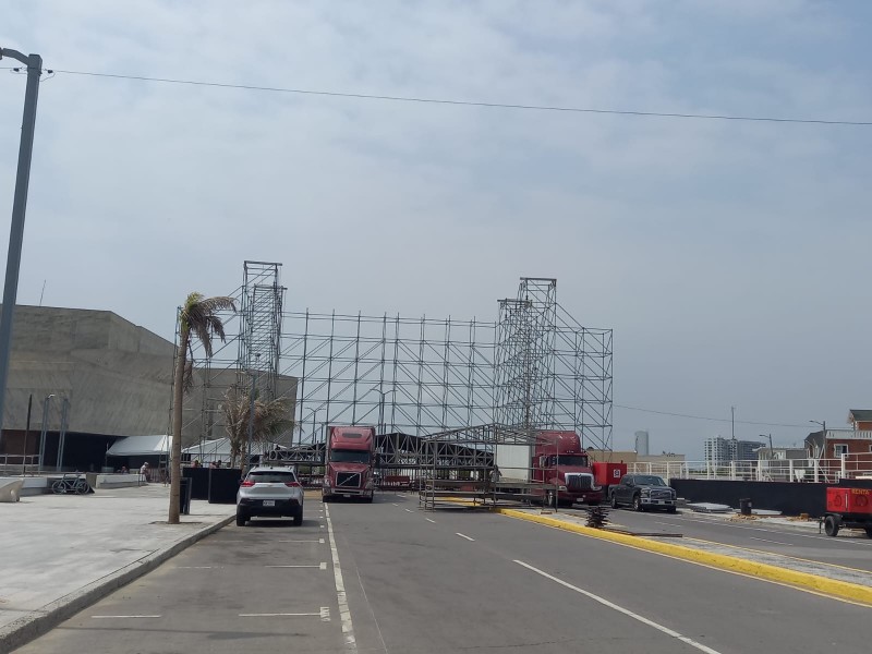 Avanza instalación del escenario para el Salsa Fest