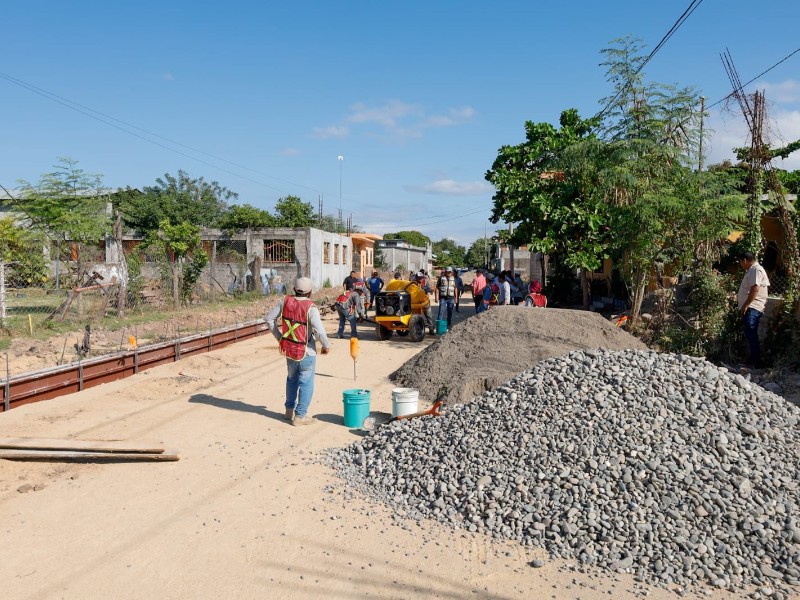 Avanza la pavimentación de la calle Constitución en la Séptima Sección