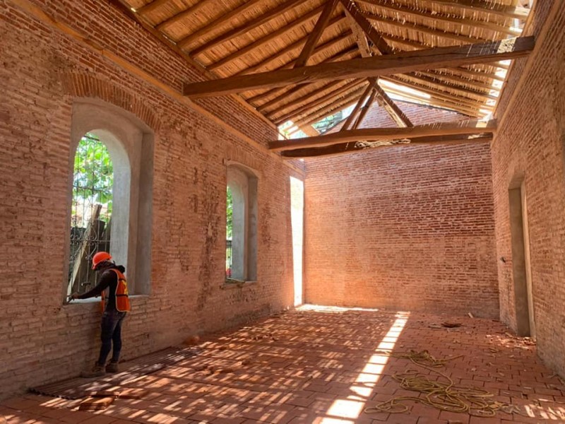 Avanza la reconstrucción de edificios públicos en Juchitán