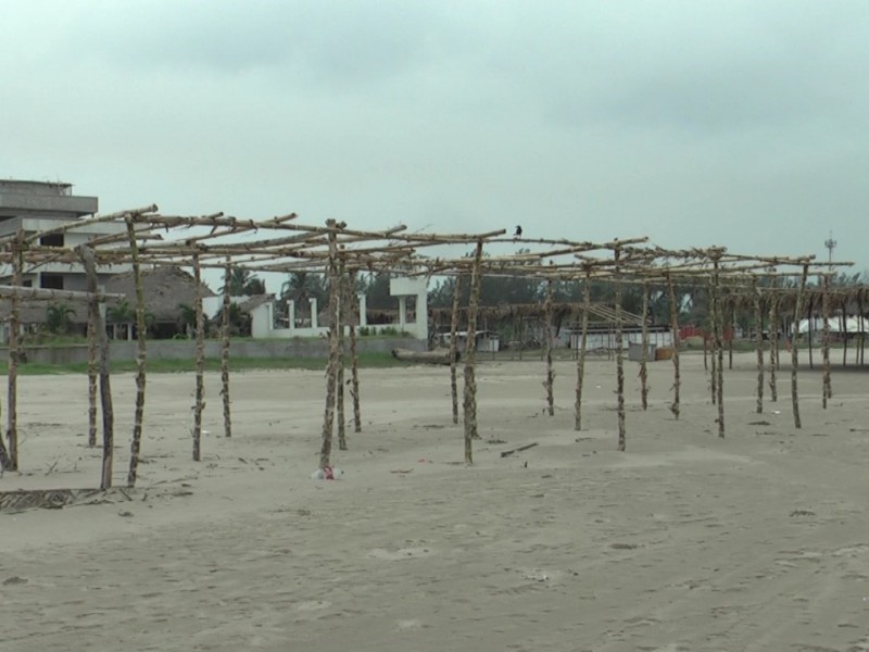 Avanza lentamente recuperación de zona de playa tras huracán