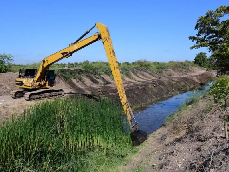 Avanza limpieza de arroyos, drenes y canales en Salvador Alvarado