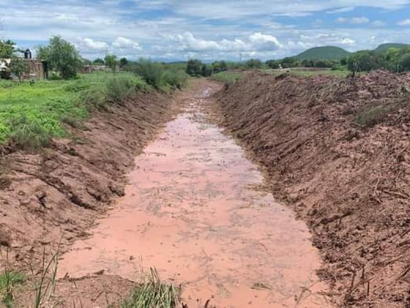 Avanza limpieza de drenes y arroyos en Salvador Alvarado