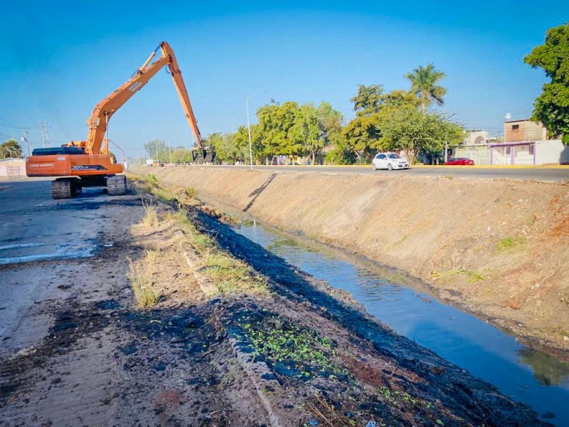 Avanza limpieza de drenes y canales en Ahome