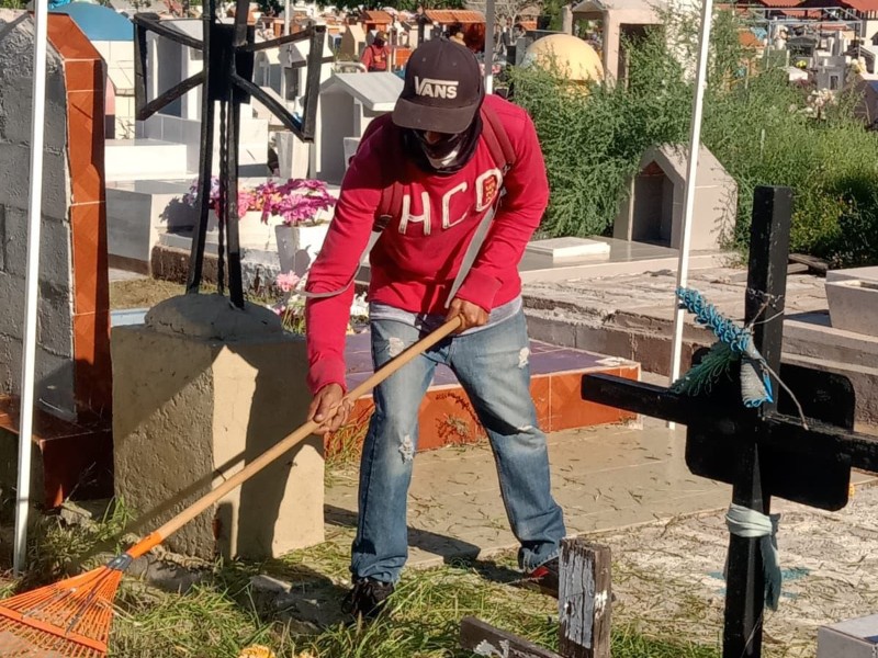 Avanza limpieza de panteones en Guaymas rumbo al Día de Muertos
