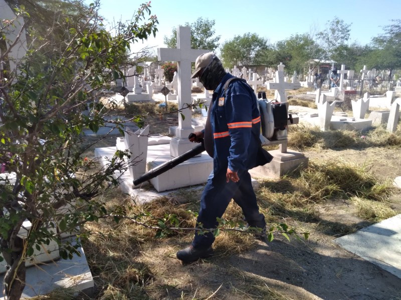 Avanza limpieza de panteones municipales para el Día de Muertos
