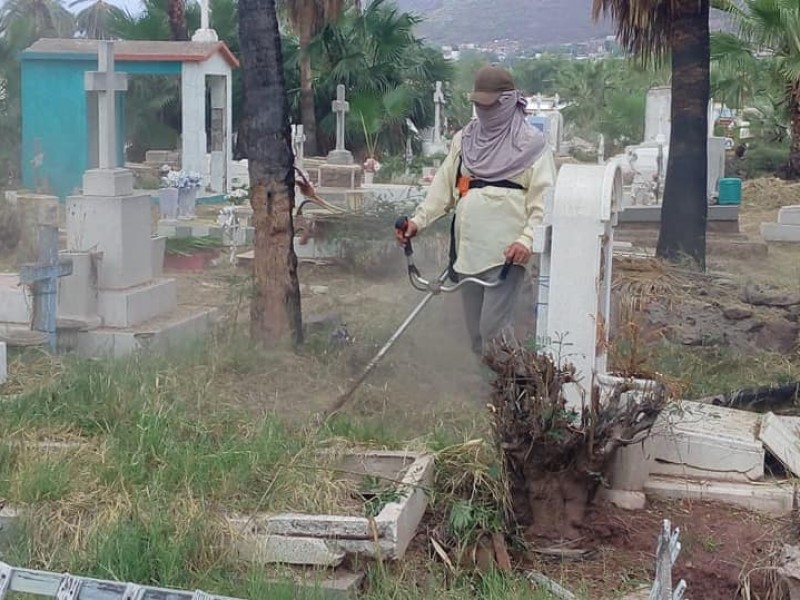 Avanza limpieza de panteones previo al Día de Muertos