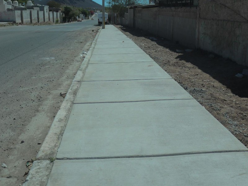 Avanza obra de banquetas y guarniciones en Guaymas Norte