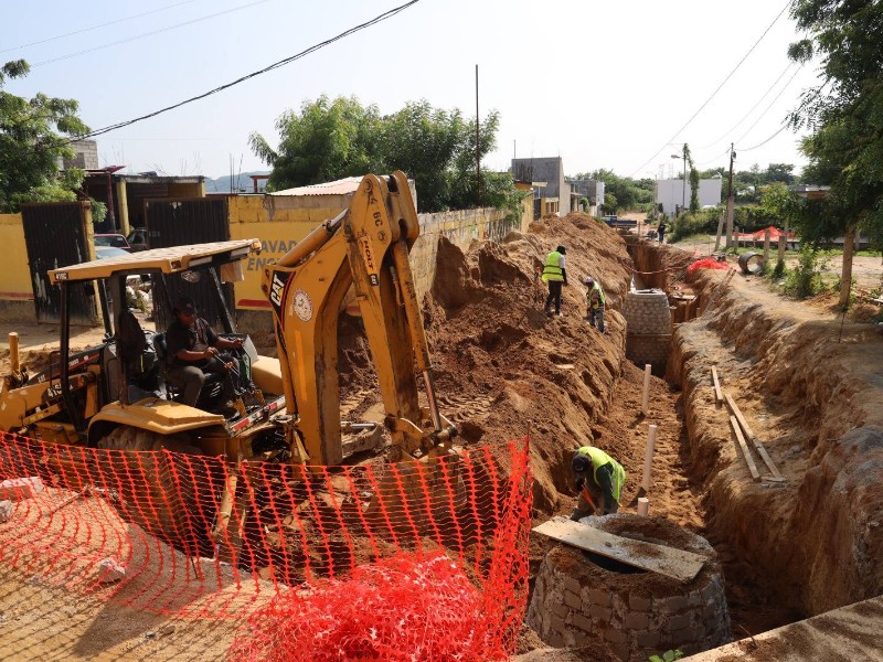 Avanza obra de drenaje y pavimentación en colonia Antiguo Aeropuerto, Salina Cruz