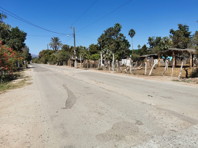 Avanza programa de bacheo en caminos vecinales de Ahome