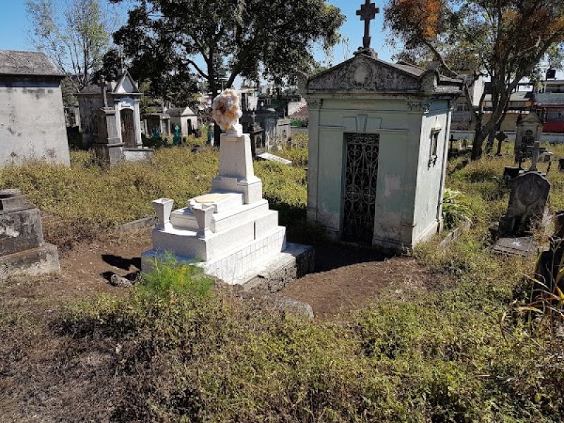 Avanza proyecto del panteón en El Castillo