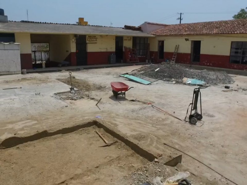 Avanza reconstrucción de Primaria Benito Juárez en Tehuantepec