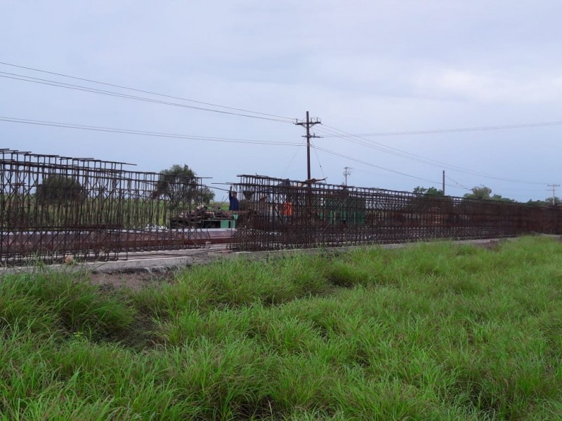 Avanza reconstrucción de puentes en El Carrizo