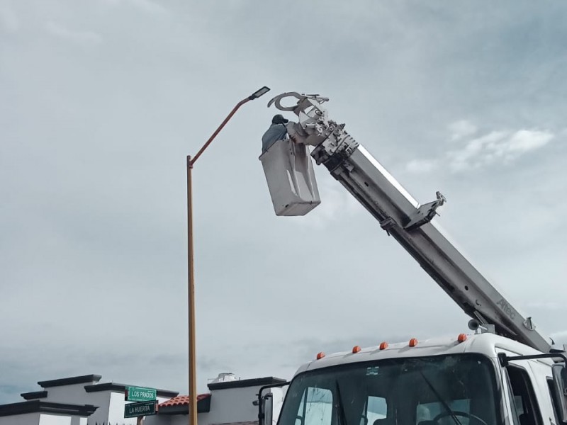 Avanza rehabilitación de alumbrado en sector norte de Guaymas