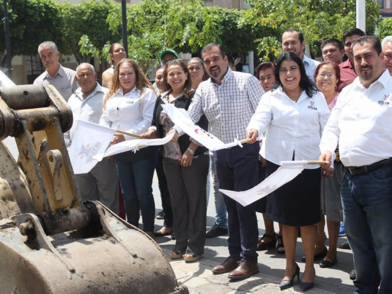 Avanza remodelación de la Plaza principal de Ixtlán