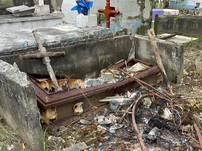 Avanza reparación de criptas por parte de familiares Avanza reparación de criptas por parte de familiares