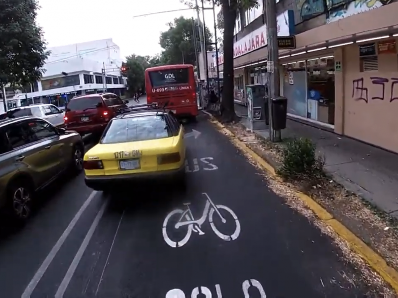 Avanza señalización para carril bus/bici en Av Hidalgo