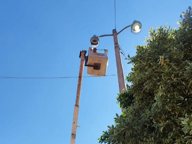 Avanza sustitución de lámparas en colonias y comunidades de Jacona