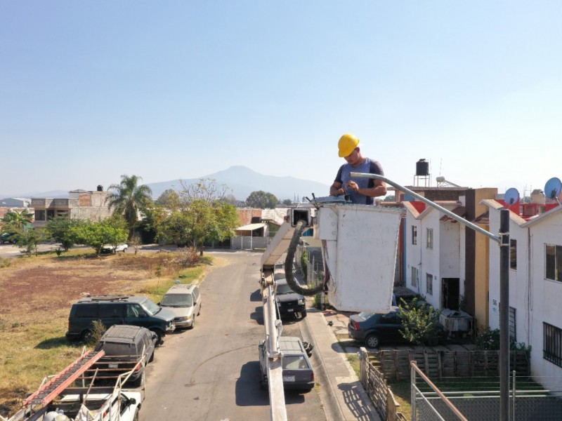 Avanza sustitución de luminarias en colonias y comunidades de Zamora